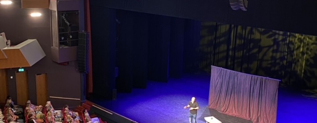 Bijna volle zaal in Hengelo voor theatercollege over palliatieve zorg