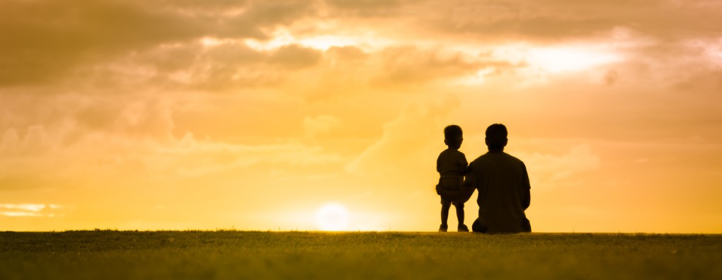 Met een zwangere buik achter de kist