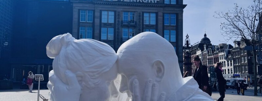Kunstwerk ‘Blijf nabij’ onthuld in Amsterdam: aandacht voor nabijheid in de palliatieve fase