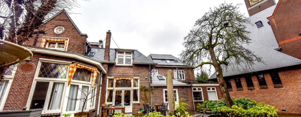 Naast iemand staan, in plaats van in te vullen