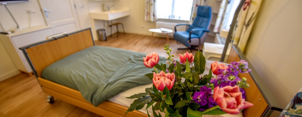 Naast iemand staan, in plaats van in te vullen