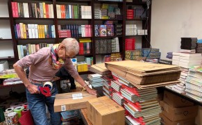 Dankzij jullie: opnieuw 100 boeken naar basisscholen
